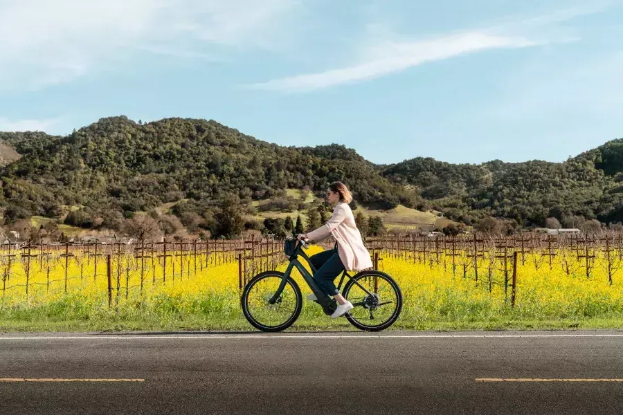 Frau fährt Fahrrad in Napa